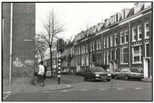 402705 Gezicht in de Jan Pieterszoon Coenstraat te Utrecht, uit het zuiden, vanaf de kruising met de Kanaalstraat.N.B. ...